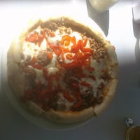 รูปภาพถ่ายที่ The Pizza Grille โดย Ben T. เมื่อ 4/28/2011