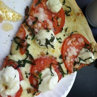 Foto tirada no(a) Slices Pizza por Jason em 8/12/2012