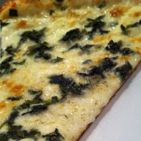 Das Foto wurde bei Vincent&amp;#39;s Pizza von Luigi C. am 2/13/2012 aufgenommen