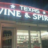 Снимок сделан в Texas Wine &amp;amp; Spirits пользователем Joni S. 9/11/2011