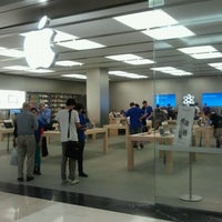 Photo taken at Apple Hornsby by Emilce C. on 10/17/2011