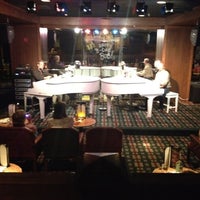 Foto tomada en Elaine&amp;#39;s Dueling Piano Bar  por Clint C. el 7/8/2012