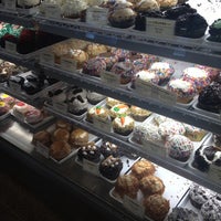 4/27/2012 tarihinde Julie H.ziyaretçi tarafından Crumbs Bake Shop'de çekilen fotoğraf