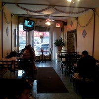 รูปภาพถ่ายที่ Mi Pequeño El Salvador Restaurant โดย Dave L. เมื่อ 1/21/2012