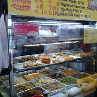 Photo taken at Fo Shou Vegetarian Food 佛手素食園 by Ryan L. on 8/23/2012