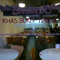 Снимок сделан в Restoran Bagindo - The Real Padang Cuisine пользователем Izmal W. 6/2/2012