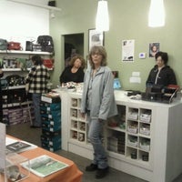 รูปภาพถ่ายที่ Nice Shoes โดย Tara-Lee G. เมื่อ 3/31/2012