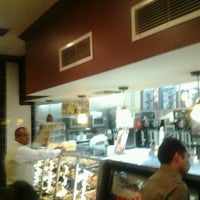 Photo taken at WINCHELL&amp;#39;S DONUT HOUSE by Guillermo V. on 5/7/2012