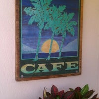 Das Foto wurde bei Castaway Cafe von The Maui Couple am 5/26/2012 aufgenommen