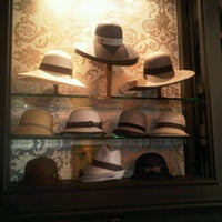รูปภาพถ่ายที่ Goorin Bros. Hat Shop - Larchmont โดย Kristen C. เมื่อ 3/30/2012