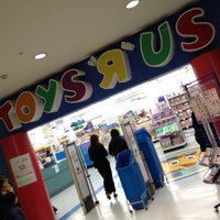 Photo taken at トイザらス みなとみらい21店 by ハルヨシ ナ. on 2/18/2012