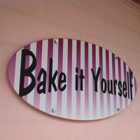Foto diambil di Bake It Yourself oleh Patavipron (Rita) S. pada 8/16/2012