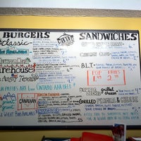 Photo prise au Burger Brats par Andrea T. le8/12/2011