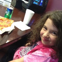 รูปภาพถ่ายที่ DeMo&amp;#39;s Pizzeria &amp;amp; Deli โดย Chris H. เมื่อ 5/19/2012