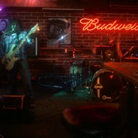 รูปภาพถ่ายที่ Mulligan&amp;#39;s Shot Bar โดย Blair เมื่อ 10/24/2011