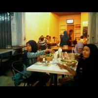 Foto tomada en Nasi Uduk Klapa Gading  por Mann O. el 8/18/2011