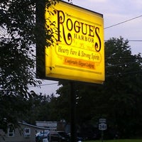 Photo taken at Rogues&amp;#39; Harbor Inn, Restaurant &amp;amp; Brewing by Greg H. on 8/20/2011
