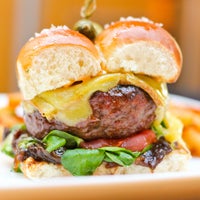 Das Foto wurde bei Poste Moderne Brasserie von Burger Days am 2/6/2012 aufgenommen