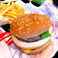 Снимок сделан в Big Burger пользователем Alex S. 5/28/2012