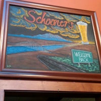 Foto tomada en Schooner&amp;#39;s Grille &amp;amp; Brewery  por Kay S. el 7/8/2012
