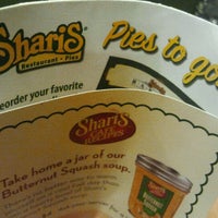 รูปภาพถ่ายที่ Shari&#39;s Cafe and Pies โดย Claude D. เมื่อ 1/1/2012
