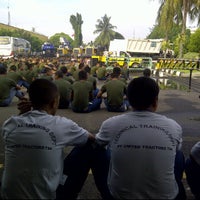 Photo taken at Area Parkir PT. United Tractors Tbk. by heyru p. on 1/6/2012