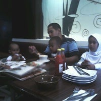 Photo taken at Pizza Hut by Arief I. on 12/10/2011