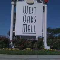 Снимок сделан в West Oaks Mall пользователем Michelle S. 4/13/2011