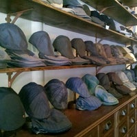 รูปภาพถ่ายที่ Goorin Bros. Hat Shop โดย Kate W. เมื่อ 3/15/2012
