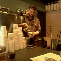 Foto tomada en Ports Coffee &amp;amp; Tea Co.  por Christopher T. el 12/10/2011