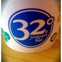 Foto tomada en 32°, a yogurt bar  por Jen W. el 4/2/2012