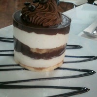 รูปภาพถ่ายที่ Sweet Dreams Desserts &amp;amp; Bistro โดย kim c. เมื่อ 2/2/2012