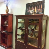 Foto tirada no(a) Shamrock Custom Luxury Cigar Lounge por Ralph B. em 2/17/2012