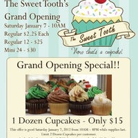 รูปภาพถ่ายที่ The Sweet Tooth - Cupcakery and Dessert Shop โดย Trevor G. เมื่อ 1/6/2012
