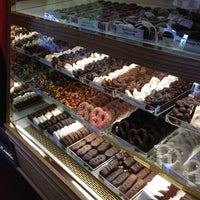 รูปภาพถ่ายที่ The Dahlonega Fudge Factory โดย Kim R. เมื่อ 5/19/2012