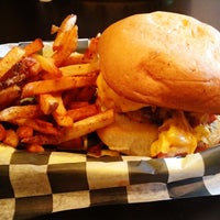รูปภาพถ่ายที่ Fatty&amp;#39;s Burgers &amp;amp; More โดย Christopher M. เมื่อ 6/2/2012