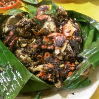 Photo taken at Bola Seafood &amp;quot;Acui&amp;quot; by Melissa L. on 12/24/2011