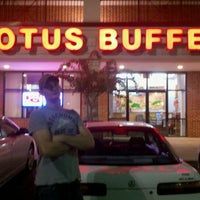 Foto tirada no(a) Lotus Buffet por Brad D. em 9/29/2011