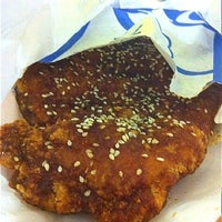 Photo taken at HOT-STAR Large Fried Chicken 豪大大鸡排 by Evelyn C. on 7/5/2012