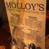 Foto tomada en Molloy&#39;s Irish Pub  por Lauren S. el 1/13/2012