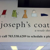 Foto tirada no(a) Joseph&amp;#39;s Coat Resale Store por Matt W. em 9/10/2012