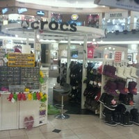 crocs roosevelt field mall