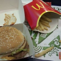 รูปภาพถ่ายที่ McDonald&amp;#39;s โดย Alex R. เมื่อ 8/19/2011