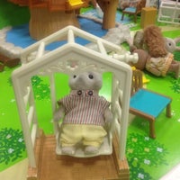 Photo taken at シルバニアファミリー 森のお家 (Sylvanian Families) グランベリーモール店 by Jaz on 12/25/2011