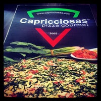 Снимок сделан в Capricciosas pizza gourmet пользователем Hector R. 7/3/2012
