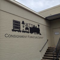 Foto tomada en Consignment Furniture Depot  por Slean P. el 6/3/2012