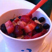 Photo taken at Bloop Frozen Yogurt by Veronica S. on 6/30/2012