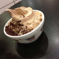 Foto tomada en Golden Spoon Frozen Yogurt  por Chris S. el 5/19/2012
