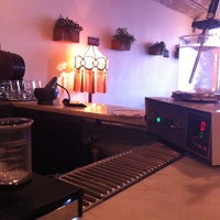 Foto scattata a Canvas Cocktail &amp;amp; Wine Bar da Aisha H. il 5/20/2012