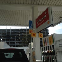 Foto diambil di Shell oleh IngenieroDavid pada 4/26/2012